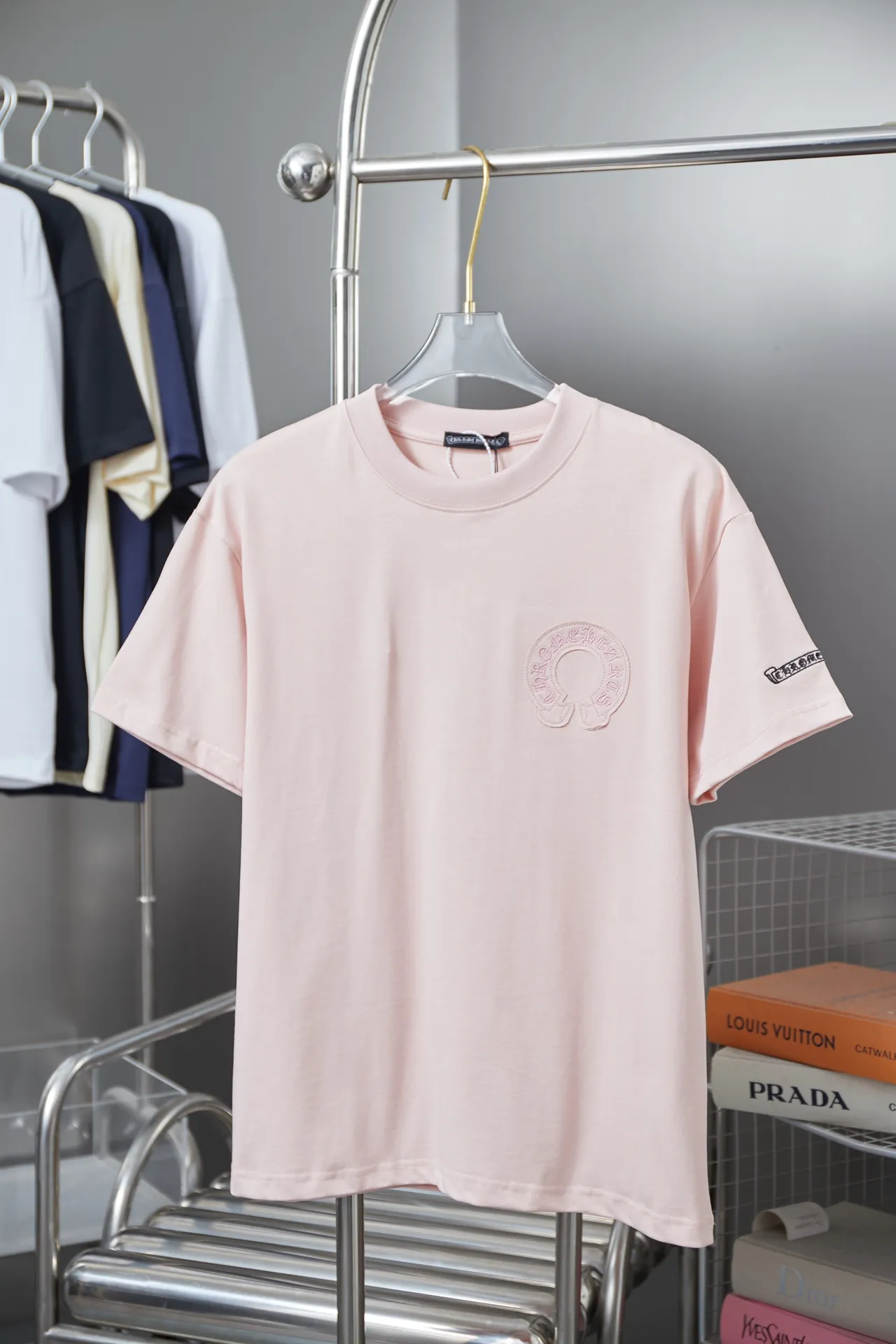 🅿️220 Ch*ome Hearte 25SS early spring new style, appliqué embroidered heart cross short sleeves, light luxury, essential item for daily commuting for men and women, correct version, welcome to compare, detailed features · 320g 100% pure cotton double yarn jersey fabric · Custom dyed in the same vat, special thickened 32 pieces double-strand 1X1 thread · Imported Tajima machine embroidery tatami embroidery ➕This cloth patch embroidery · Hand-stitched Croxin hardware accessories · Hand-made fraying of collar, cuffs and hem · Double-needle stitching across seams · Original main mark, washed tag, branded moisture-proof paper packaging Color: Black/White/Pink Size: S/M/L/XL